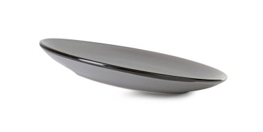 Beyaza izole edilmiş güzel bir seramik tabak.