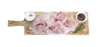 Beyaz manzaralı taze çiğ tavşan eti ve baharatlar.