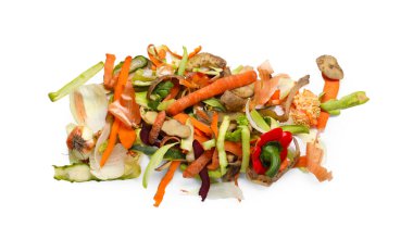 Beyaz manzaralı taze sebze kabukları.