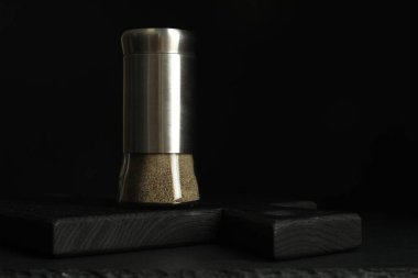 Siyah masada biber karıştırıcı. Metin için boşluk