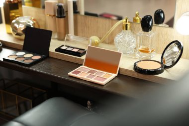 Makyaj odası. İçerideki ahşap tuvalet masasında kozmetik ürünler ve parfümler.