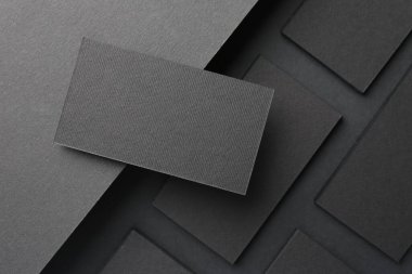 Siyah arka planda boş kartvizitler, düz yatış. Tasarım için model