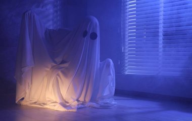 Ürkütücü hayalet. Pencerenin yanında, mavi ışıkla kaplanmış kadın.