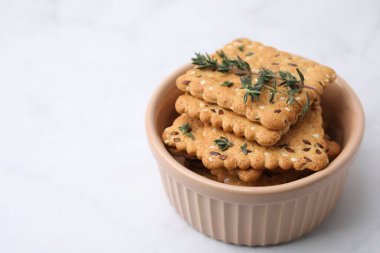 Mısır gevreği krakerleri, keten, susam tohumu ve kekik beyaz masada, yakın plan. Metin için boşluk