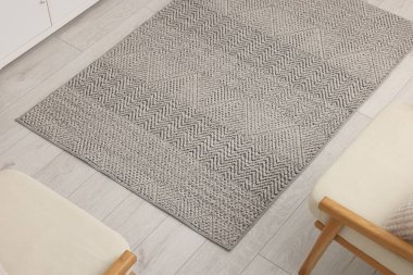 Odada şık bir halı ve mobilya var, manzaranın üstünde. İç tasarım