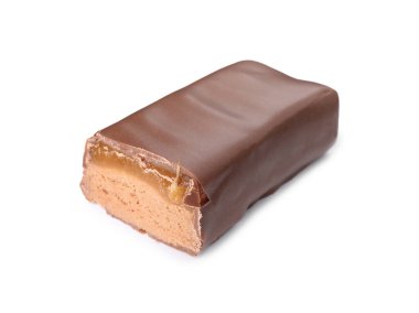 Lezzetli bir çikolata parçası, beyaz üzerine izole edilmiş fındıklı.