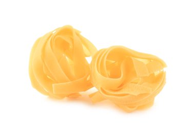 Çiğ fettucine makarnası beyaza izole edilmiş. İtalyan mutfağı