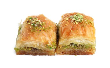 Beyaza izole edilmiş doğranmış fındıklı enfes taze baklava. Doğu tatlıları