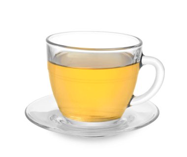 Cam bardakta taze yeşil çay ve beyaz tabakta izole edilmiş çay tabağı.