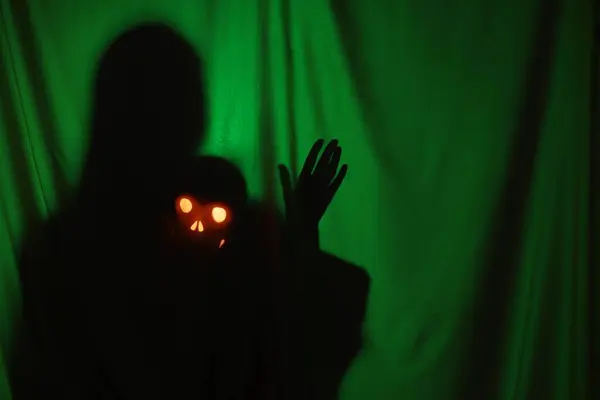 Silhouette Fantôme Effrayant Avec Crâne Derrière Tissu Vert Foncé Espace — Photo