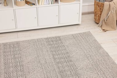 Odada şık bir halı ve mobilya var. İç tasarım