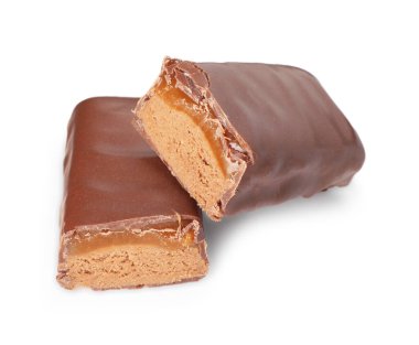 Beyaz arka planda fındıklı lezzetli çikolata parçaları.