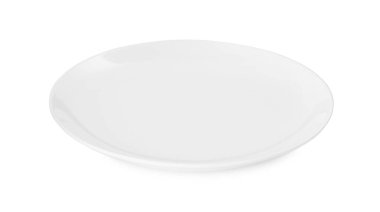 Beyaza izole edilmiş güzel bir seramik tabak.