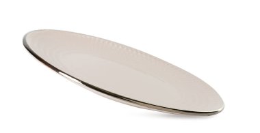 Beyaza izole edilmiş güzel bir seramik tabak.