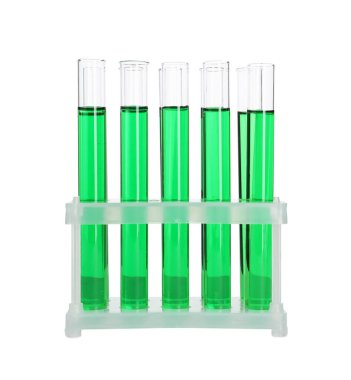 Yeşil sıvı içeren pek çok test tüpü beyazın üzerinde duruyor.