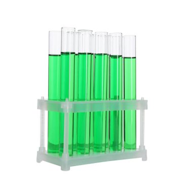 Yeşil sıvı içeren pek çok test tüpü beyazın üzerinde duruyor.