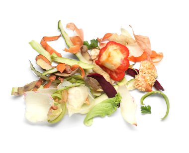 Beyaz manzaralı taze sebze kabukları.