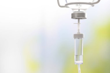 Bulanık arkaplan üzerinde IV damlası, metin için boşluk