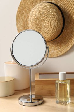 Ayna, parfüm ve aksesuarlar odadaki makyaj masasında.