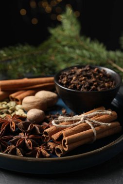 Farklı baharatlı bulaşık takımı ve masa, yakın çekim