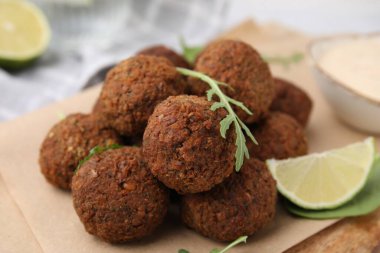 Nefis falafel topları, roka ve limon masada, yakın plan.
