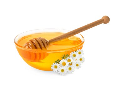 Bal cam kasede, dereotu ve papatya çiçekleri beyazda izole edilmiş