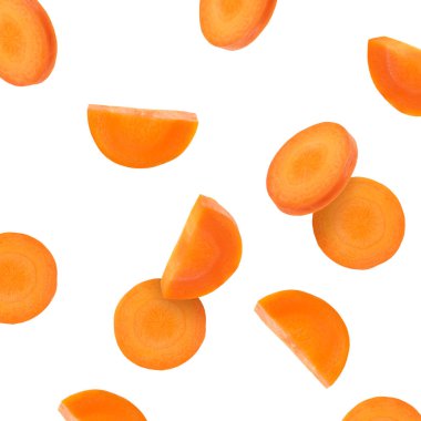 Beyaz arkaplana düşen taze havuç dilimleri