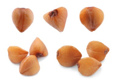 Çiğ karabuğday taneleri beyaz üzerine izole edilmiş.