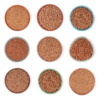 Karabuğday taneleri beyaz kaselerde izole, üst manzara