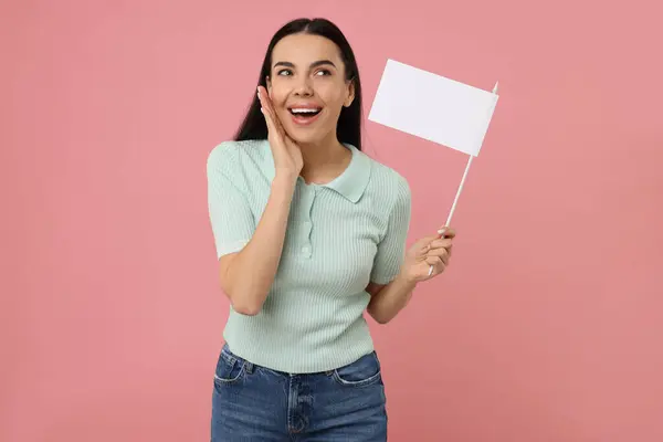 Emotionele Jonge Vrouw Met Blanco Witte Vlag Roze Achtergrond Mockup — Stockfoto