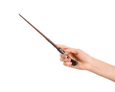 Beyaz arka planda tahta sihirli değnek tutan kadın, yakın plan.