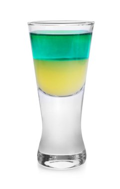 Bardaktaki nişancı beyaz bardakta izole edilmiş. Alkol iç.