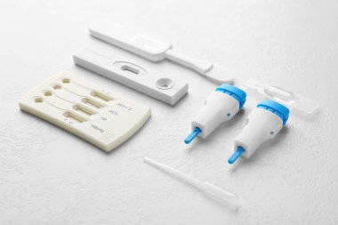 Tek kullanımlık test kitleri beyaz masada