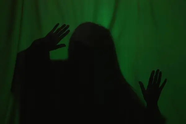 Silhouette Fantôme Effrayant Derrière Tissu Vert Foncé — Photo