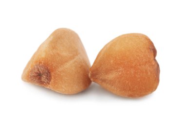 Beyaz, makro manzaralı iki karabuğday tohumu.