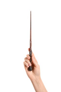 Beyaz arka planda tahta sihirli değnek tutan kadın, yakın plan.