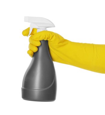 Plastik sprey şişeyi tutan kadın beyaz, yakın plan.