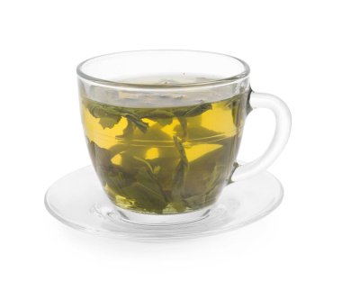 Taze yeşil çay fincanda, yapraklar ve çay tabağı beyazda izole.