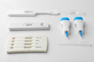 Tek kullanımlık test kitleri beyaz masada