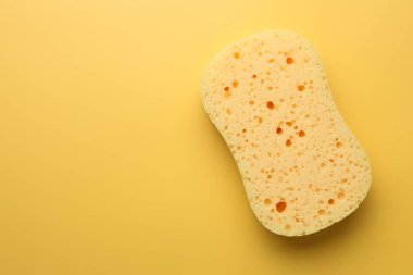 Sarı arka planda sünger, üst manzara. Metin için boşluk