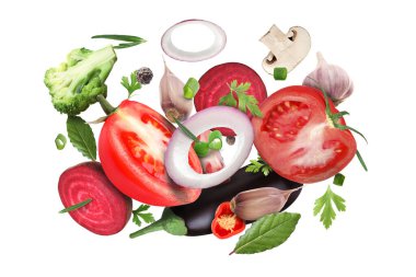 Beyaz arka planda farklı taze sebzeler ve baharatlar.