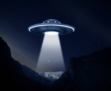 UFO. Uzaylı uzay gemisi gece dağların üzerinden ışık huzmesi yayıyor.
