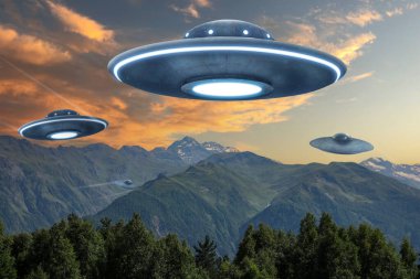 UFO. Uzaylı uzay gemileri dağların üzerinden uçuyor. Dünya dışı ziyaretçiler.