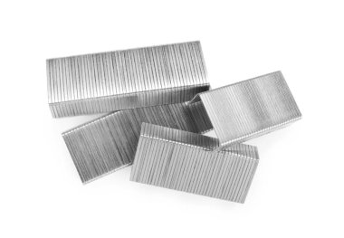 Birçok zımba tabancası beyaz, üst görünümde izole edilmiş.