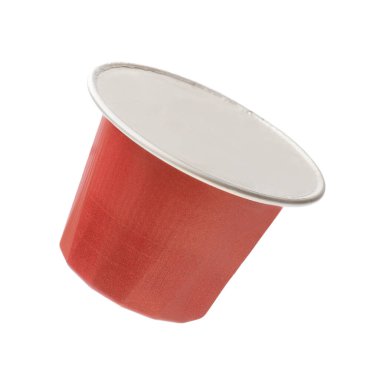 Bir plastik kahve kapsülü beyaza izole edilmiş.