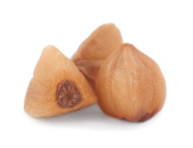 Beyaz, makro görünümlü üç karabuğday tohumu