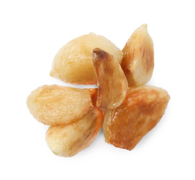 Kızarmış sarımsak karanfillerinin çoğu beyaz, üstten görünüyor.