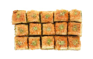 Beyaza izole edilmiş doğranmış fındıklı enfes taze baklava, üst manzara. Doğu tatlıları