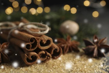 Masada farklı baharatlar var, yakın plan. Tarçın, anason, esmer şeker. Bokeh etkisi