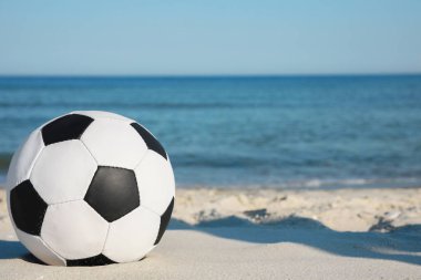 Plajda futbol topu, mesaj için boşluk. Futbol ekipmanları